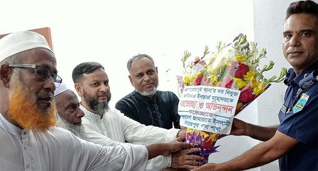 সেই এনায়েতপুর থানা পুলিশকে ফুল দিয়ে বরণ করলেন জামায়াত নেতারা