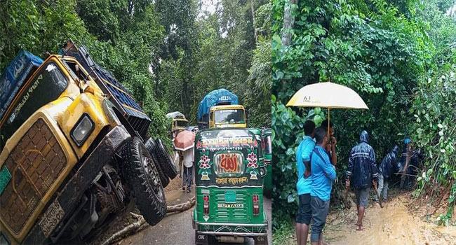 লাউয়াছড়ায় পাহাড় ধসে শ্রীমঙ্গল-কমলগঞ্জ সড়ক যোগাযোগ বিছিন্ন