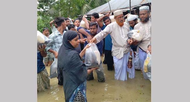 মিরসরাইয়ে পানিবন্দী মানুষের পাশে জামায়াত