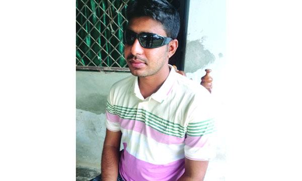 চোখ হারাতে বসেছেন এমবিএ পড়ুয়া আল মেরাজ