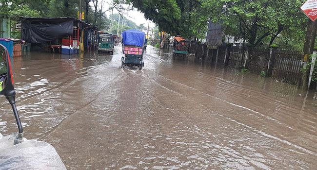 নোয়াখালীতে বন্যার পরিস্থিতি অবনতি লাখ লাখ মানুষ পানি বন্দী