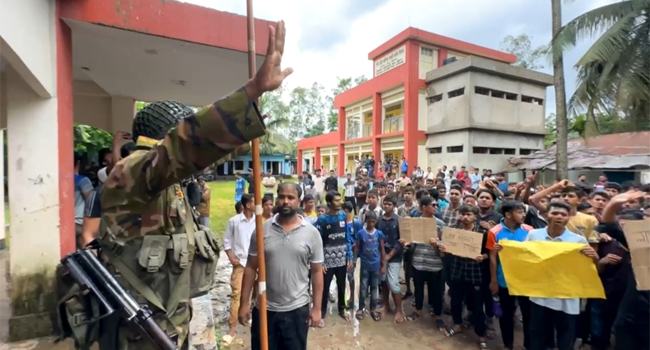 আয়না ঘরের কথায় শিক্ষককে কান ধরে উঠবস, প্রতিবাদে স্কুল ঘেরাও