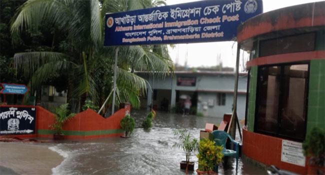 ত্রিপুরার পাহাড়ি ঢলে আখাউড়া ইমিগ্রেশন ভবনে হাঁটু পানি, যাত্রী পারাপার বন্ধ
