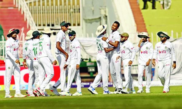 শুরুর চাপ সামলে স্থিতিতে পাকিস্তান