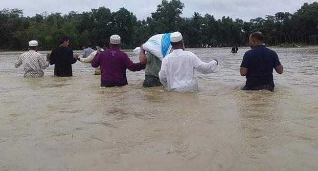 আখাউড়ায় বন্যাদুর্গতদের পাশে জামায়াত-শিবির নেতৃবৃন্দ