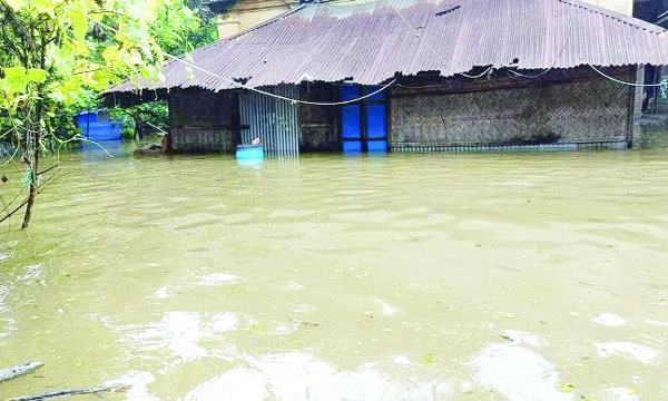 মিরসরাইয়ে বন্যায় দুর্বিষহ জীবন কাটছে মানুষের