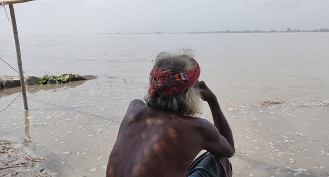 বন্যার শঙ্কায় নির্ঘুম রাত তিস্তাপাড়ের মানুষের