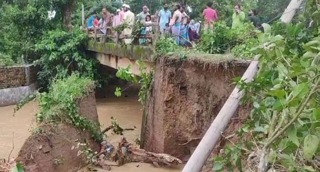 আখাউড়ায় আবারো ব্রিজ ধসে যোগাযোগ বন্ধ