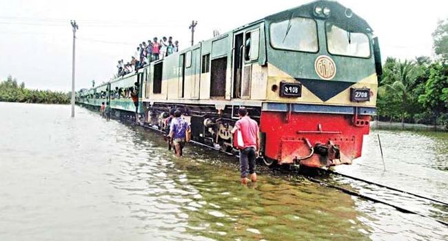 ঢাকা-চট্টগ্রাম রুটে সড়ক ও রেল যোগাযোগ বন্ধ