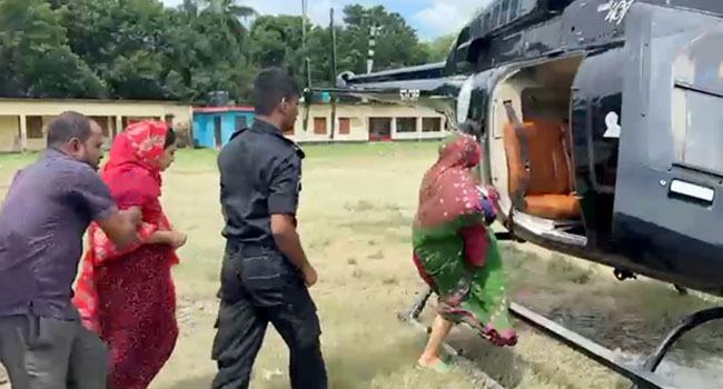 ফেনীতে আটকে পড়া বন্যাদুর্গতদের হেলিকপ্টার দিয়ে উদ্ধার করছে র‌্যাব