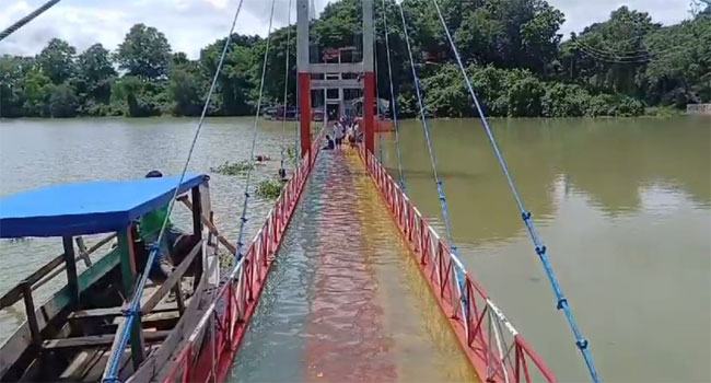 কাপ্তাই হ্রদের পানিতে ডুবে গেছে ঝুলন্ত সেতু