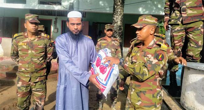 মাদরাসা ও আশ্রয়কেন্দ্রে খাবার ও ত্রাণ দিয়েছে সেনাবাহিনী