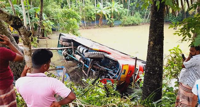 কাঠালিয়া ও রাজাপুরে নিয়ন্ত্রণ হারালো ২ বাস, একটি পুকুরে