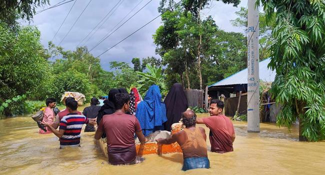 আশ্রয়েকেন্দ্র নিয়ে যেতে আটকে পড়া মানুষের আকুতি