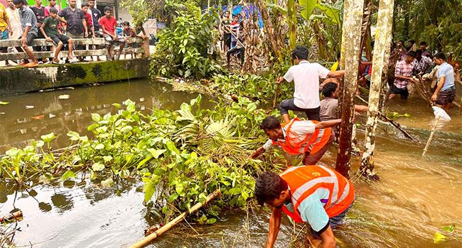 পানি প্রবাহে প্রতিবন্ধকতা : খাল বিলের অর্ধ শতাধিক বাঁধ অপসারণ করল প্রশাসন