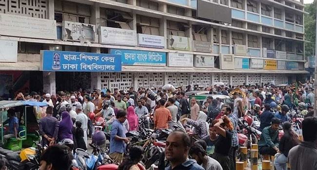 বন্যা : ত্রাণ সহায়তা দিতে ঢাবিতে মানুষের ঢল