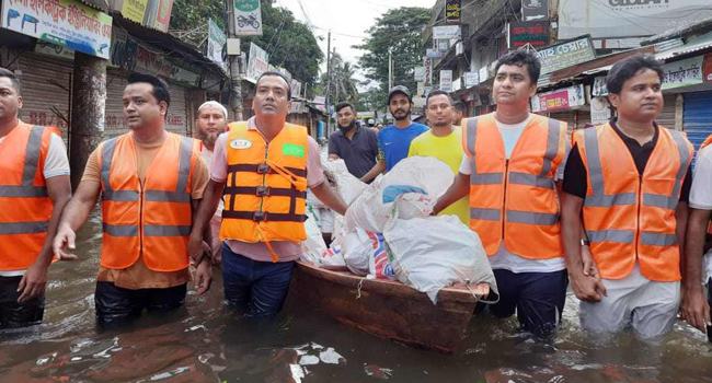 ত্রাণ নিয়ে বন্যার্তদের দ্বারে দ্বারে ছাত্রদল