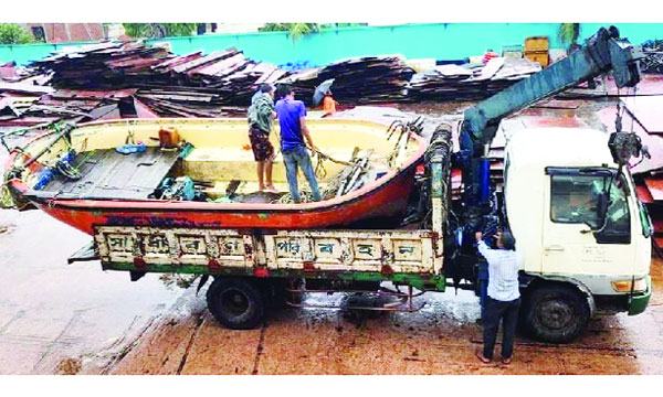 মিরসরাই ও ফেনীর দিকে ছুটছে শত শত নৌকা