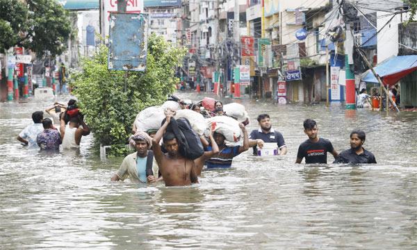 দিশেহারা বন্যার্ত মানুষ