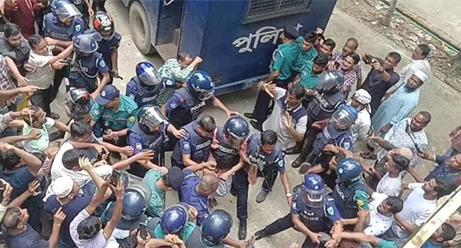 সিলেটের আদালতে সাবেক বিচারপতি মানিক, ডিম-জুতা নিক্ষেপ