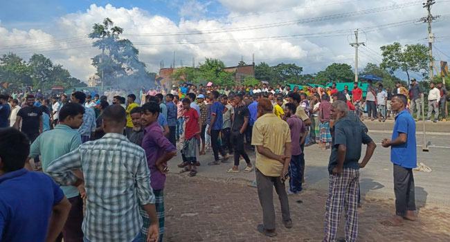 গাজীপুরে টেক্সটাইল মিলের শ্রমিকদের মহাসড়ক অবরোধ