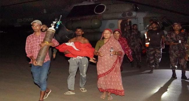 বন্যায় ভে‌সে যাওয়া শিশু‌টি‌কে বি‌জি‌বির হে‌লিকপ্টা‌রে নেয়া হলো সিএমএইচে