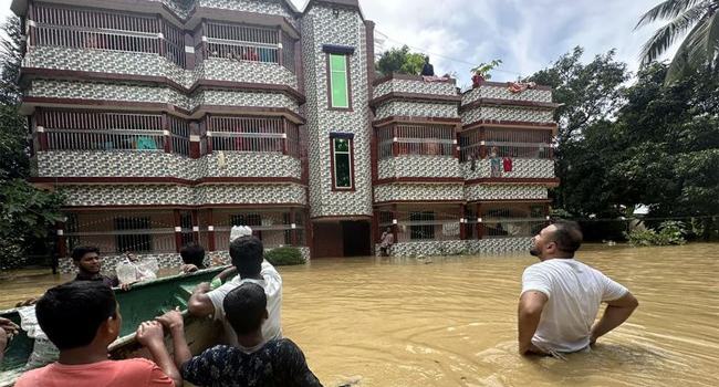 মিরসরাইয়ে বহুতল বাড়িগুলো আশ্রয়কেন্দ্র, মালিকরা করছেন খাবারের ব্যবস্থা