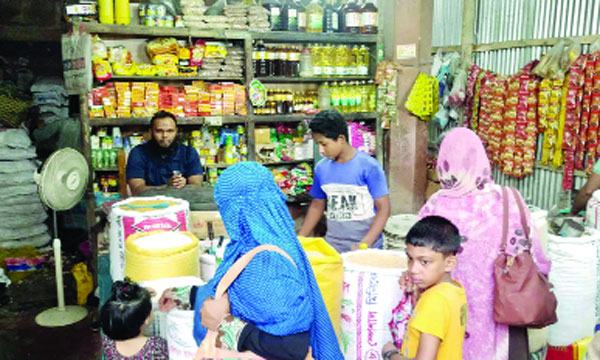 মিরসরাইয়ে বাজারে শুকনো খাবার সঙ্কট, দ্বিগুণ দামে সবজি