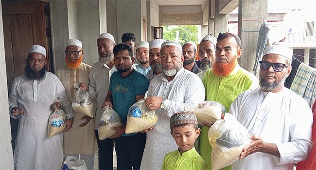 নাঙ্গলকোটে ৩০০ পানিবন্দী পরিবারে জামায়াতের খাদ্যসামগ্রী বিতরণ