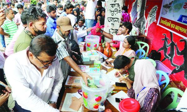 শিক্ষার্থীদের ত্রাণ সংগ্রহ কর্মসূচিতে গণমানুষের ঢল