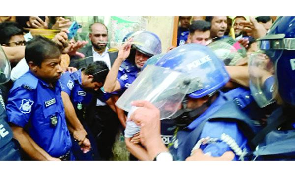 কিল-ঘুষি, পচা ডিমে নারায়ণগঞ্জে নাজেহাল সাবেক মন্ত্রী গাজী