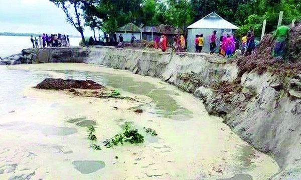 দুর্গত এলাকা লণ্ডভণ্ড নদীভাঙন ভয়াবহ