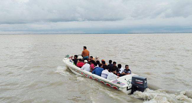ভরা বর্ষায়ও পদ্মায় ঝুঁকি নিয়ে স্পীডবোটে পারাপার