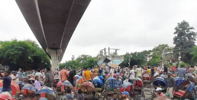 এবার রিকশাচালকদের সড়ক অবরোধ