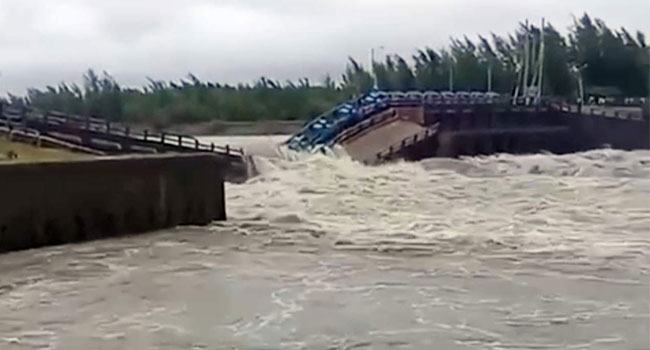 পানির তোড়ে ভেঙে গেল মুছাপুর রেগুলেটর