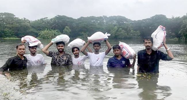 কমলনগরে বন্যার্তদের মাঝে খাবার ও বিশুদ্ধ পানি বিতরণে শফিউল বারী বাবু স্মৃতি সংসদ