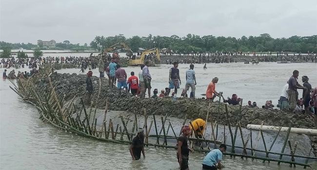 পাইকগাছায় স্বেচ্ছাশ্রমে ভেঙে যাওয়া বাঁধ সংস্কার, ত্রাণ আসছে পর্যাপ্ত
