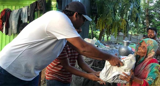 নোয়াখালীতে বন্যাদুর্গতদের মাঝে ছাত্রদলের ত্রাণ বিতরণ