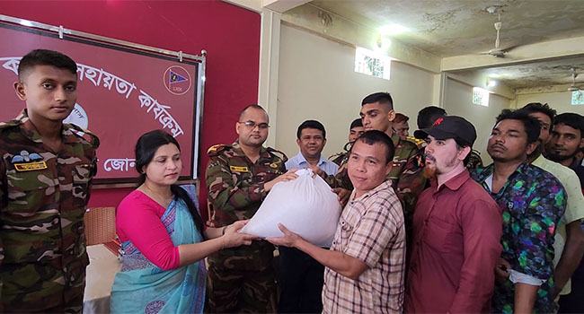 বান্দরবানে ক্ষতিগ্রস্ত ৪৪৮ জনকে ত্রাণ সহায়তা দিলো সেনাবাহিনী
