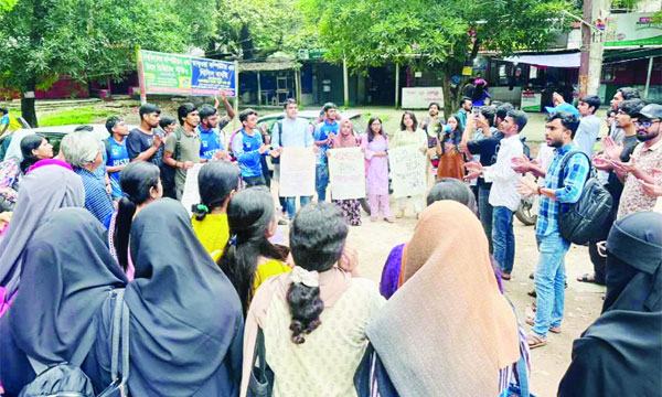 নারীবান্ধব ক্যাম্পাসের দাবিতে জাবি শিক্ষার্থীদের বিক্ষোভ
