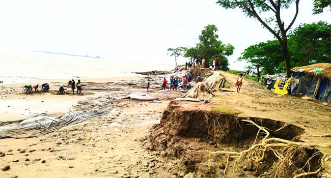 লণ্ডভণ্ড বাঁশখালীর বিস্তীর্ণ উপকূল : চট্টগ্রামে ক্ষতি ৬৬ কোটি ৮১ লাখ টাকা