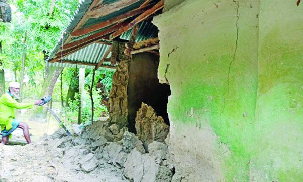 মিরসরাইয়ে একের পর এক ভেঙে পড়ছে মাটির ঘর