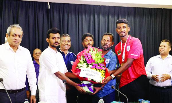 সাফজয়ীদের সংবর্ধনা দিলেন ক্রীড়া উপদেষ্টা