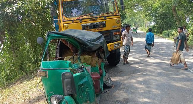 সাঁথিয়ায় ট্রাক-সিএনজির মুখোমুখি সংঘর্ষ, নিহত ১