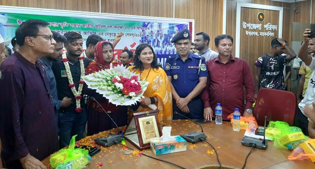 ঈশ্বরগঞ্জের কৃতি সন্তান সাফজয়ী অধিনায়ক আসিফকে সংবর্ধনা