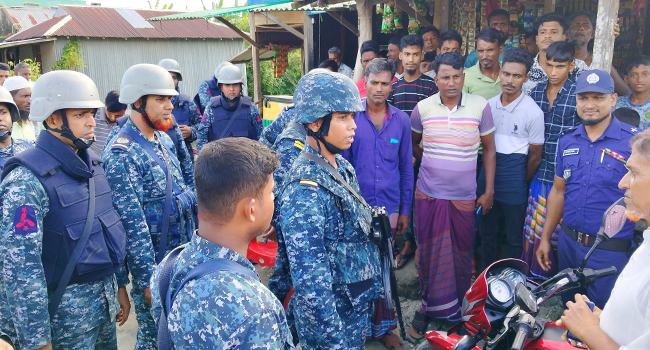 নৌবাহিনীর উপস্থিতিতে খোলা হলো নিঝুমদ্বীপের বন্ধ থাকা দোকান