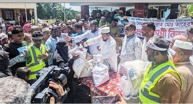 চৌদ্দগ্রামে বন্যায় ক্ষতিগ্রস্ত ২৫০০ পরিবারের মাঝে জামায়াতের উপরহারসামগ্রী বিতরণ