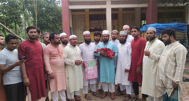 আশ্রয়কেন্দ্রে জন্ম নেয়া শিশুকে উপহার প্রদান জামায়াত নেতার
