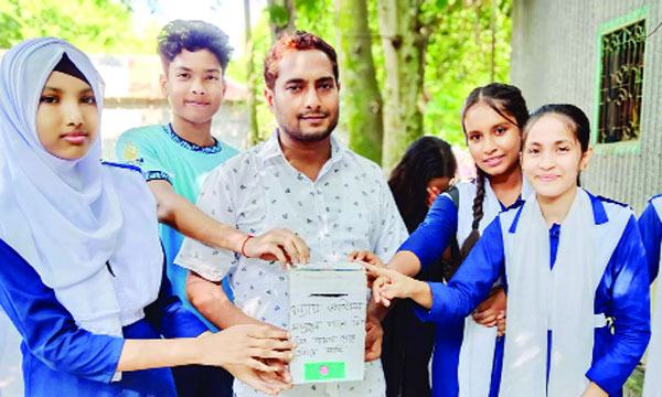 টিফিনের জমানো টাকায় বন্যার্তদের পাশে শিশু শিক্ষার্থীরা