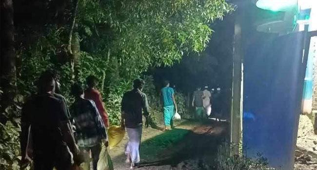 রাতের আঁধারে সহায়তা পৌঁছে দিলো ছাত্রশিবিরের কর্মীরা